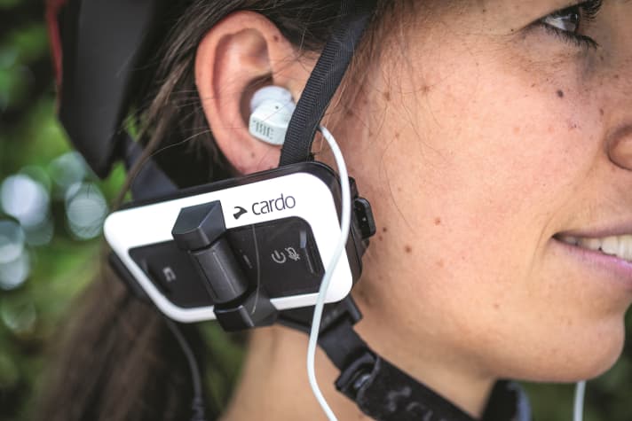 Hoewel draadloze Bluetooth-hoofdtelefoons een integraal onderdeel van het dagelijks leven zijn geworden, blijft Cardo vertrouwen op in-ear-modellen met een kabelverbinding.