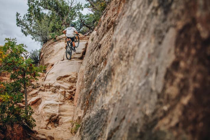 Braydon Bringhurst veroverde de legendarische Whole Enchilada Trail in Moab bergopwaarts. 2638 steile, vervelende hoogteverschillen.