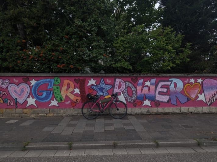 Aankomst in Neustadt an der Weinstraße - hier hoefde ik alleen maar te stoppen en foto's te maken van mijn fiets voor deze muur.