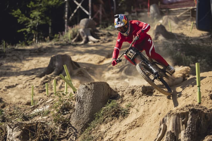 Nieuw sinds de overname van marketeer Warner Brothers, Discovery: De uitzetmarkeringen vervangen de fluttertape. Een goede verandering, zegt Marcus Klausmann. Hier zet Loic Bruni zijn Specialized Demo in de bocht.