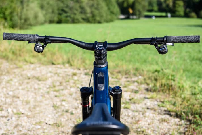 Is dit hoe de schoonste E-MTB cockpit in de industrie eruit ziet? Ten minste de twee draadloze pods van de Sram Eagle Powertrain kunnen ook op een niet-gemotoriseerde mountainbike worden geïnstalleerd, voor versnellingen en telescopische ondersteuning.