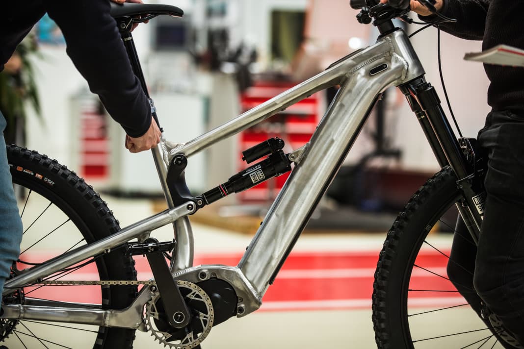 Dit prototype van Nukeproof lijkt verdomd veel op de fiets die in 2022 door de Brit naar de EWS werd gestuurd. De kinematica is vergelijkbaar met de Nukeproof Megawatt.