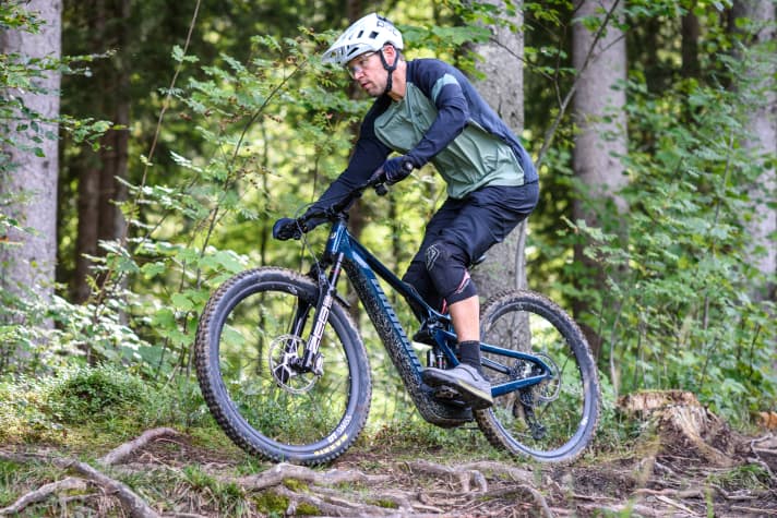 EMTB-redacteur Florentin Vesenbeckh in Coast-modus. Schakelen in het wortelveld? Natuurlijk, Eagle Powertrain doet het automatisch, zonder aan de zwengel te draaien. Een groot pluspunt in trailafdalingen.