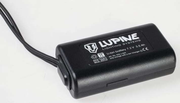 De batterij van de Lupine gaat een goed uur mee. Er zijn echter ook grotere batterijen als alternatief