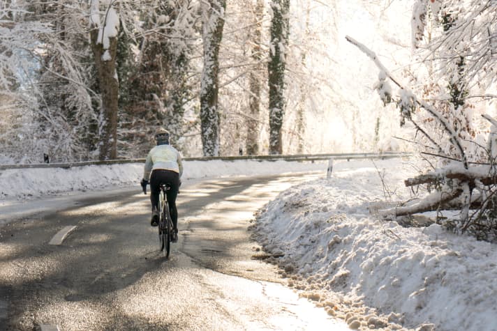 BIKE-redacteur Sandra Schuberth weet goed waar ze moet fietsen, zelfs in de sneeuw.