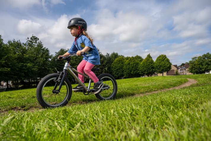 De eerste ritjes op de kinderfiets vergen nog volledige concentratie.