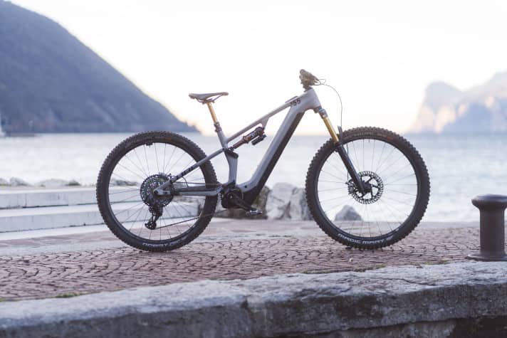 Met een gewicht van 22,6 kilogram is de Cube Stereo Hybrid One55 SLT een van de lichtste Bosch e-MTB's met een eenvoudig te verwijderen 750 accu.