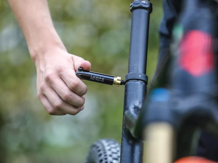 Zelfs als u onderweg schroeft, moet u altijd letten op het juiste aanhaalmoment. Geen probleem met de handige tools van Lezyne en Co.