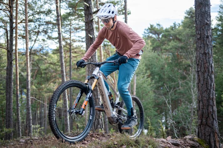 De pluizige achtervering zorgt voor veel tractie op de beklimmingen. Door de korte achterkant en de zeer slappe balhoofdhoek kost het echter een extra portie inspanning om de fiets op het goede spoor te houden in moeilijke passages.