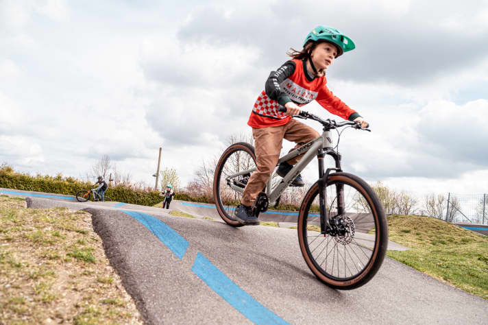 Na een korte opwarmfase worden de rondetijden al snel echt snel. De Vpace Danny24 scharrelt door de krappe bochten van de pumptrack.