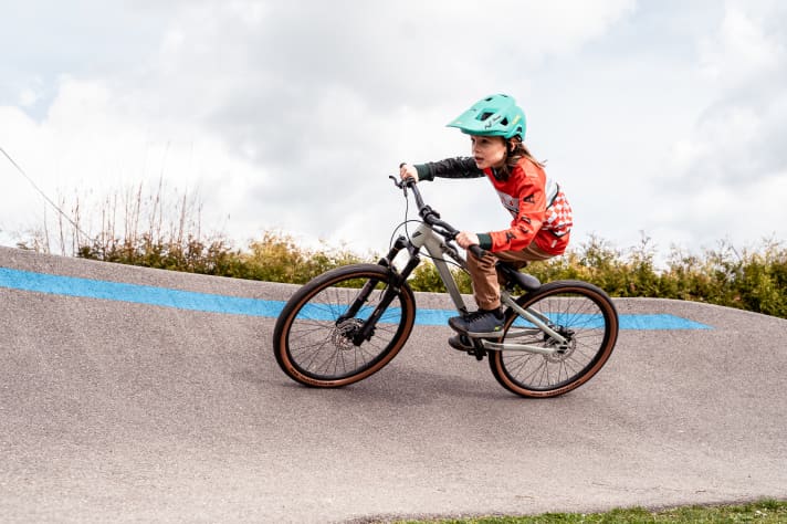 Op de pumptrack leren kinderen cruciale vaardigheden die ze later off-road op de MTB kunnen toepassen.