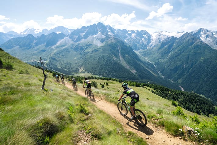 En plots opent zich de grote inkeping van de Val di Sole. In een koninginnenfase is het belangrijker dan ooit om gefocust te blijven en geen crashes of defecten te riskeren.