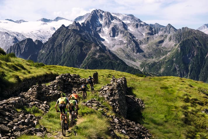 De beloning voor de eerste 2500 hoogtemeters van de dag: de afdaling op de Alta Via Camuna met uitzicht op het Adamello-massief.